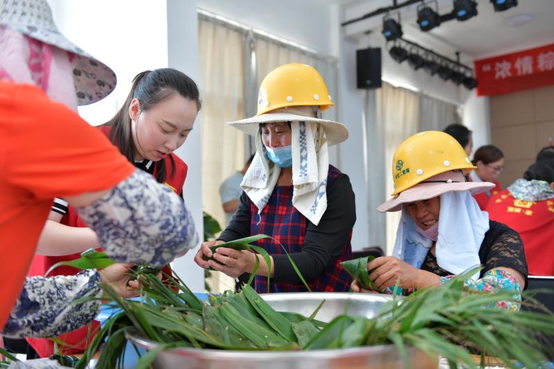 &ldquo;浓情粽意，共享温暖&rdquo;包粽子活动.jpg